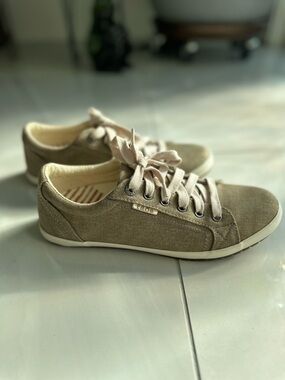 TAOS STAR CANVAS SNEAKERS- SIZE 8.5-ELEVATED EVERYDAY ESSENTIAL